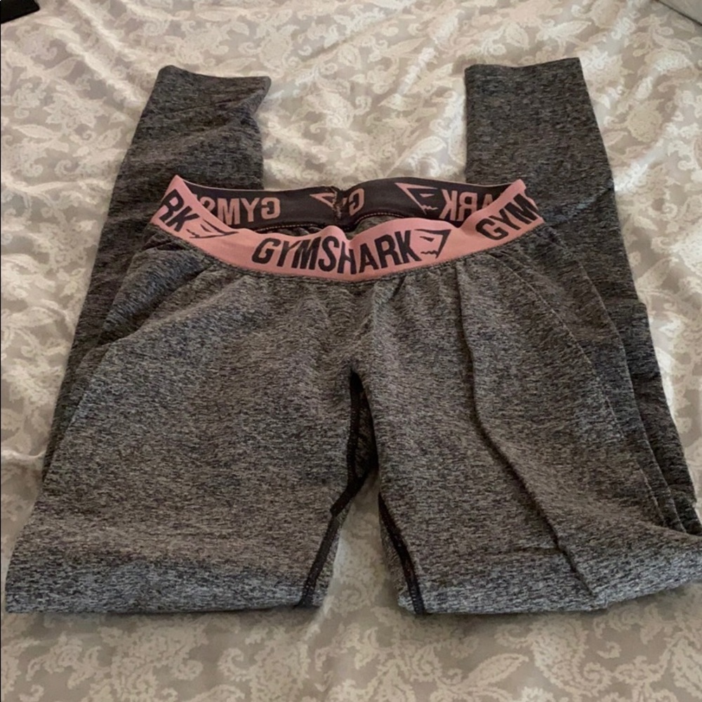 Gym shark leggings with booty contour